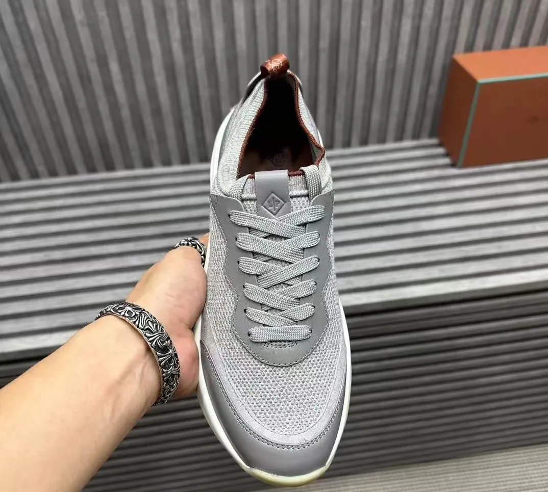 Factory price: 500💰Loro men's shoes💰iana/nuoyoupiana 410 L men's shoes💰 Walk Wish men's sneakers. This sneaker redefines the iconic 360 L men's shoes from a modern perspective💰, using a new shape and a wider silhouette design to create an extraordinary comfortable wearing experience. The ultra-light sole creates a charming modern aesthetic, with a classic slip-on construction and extra laces to wrap your foot for comfort. Smooth calfskin and wool pique knit uppers are paired with a combination suede calfskin lining and logo calfskin foot pads for ultimate comfort and breathability. The toe is inlaid with soft suede embellishments, the heel has contrasting line details, and is matched with an EVA foam and rubber outsole. The upper foot is light, soft and shock-absorbing, making it suitable for daily wear in all seasons. Comes with a full set of original packaging and complete information! Size: 39-44 (45, 46 can be customized)